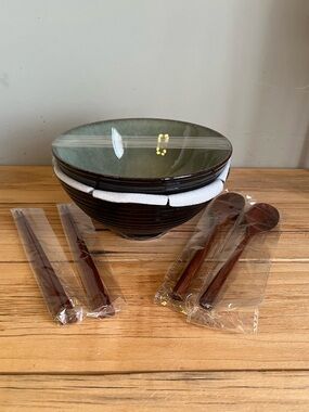 Set includes 2 Ceramic Japanese Asian Pho Udon Soup Noodle Bowls with spoons